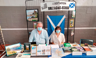 Photo of Pierre Delignière and Martine Toquet seated at the table of the Brittany-Scotland association at the 2021 association forum