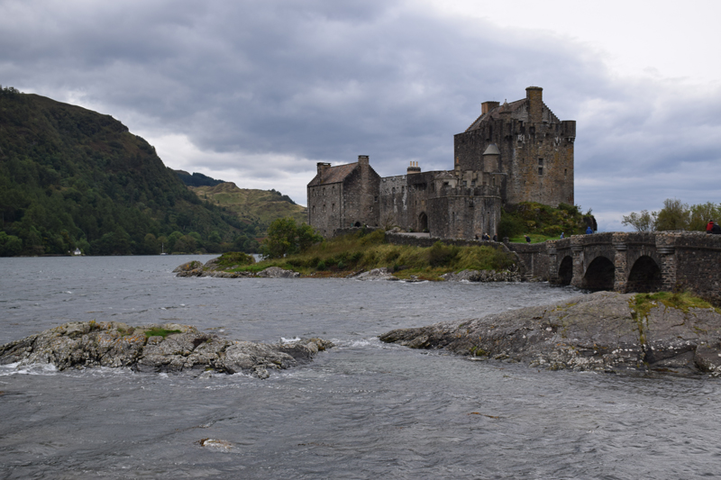 Photo du château d'Eilean Donan situé dans les Highlands de l'ouest de l'Ecosse. Le château garde une petite île, 
					au fond des hautes terres écossaises, au confluent de trois lochs marins (Loch Duich, Loch Long et Loch Alsh). Un pont voûté en pierre grise 
					relie le château au continent. Un grand « donjon » en pierre, avec une base de 12x12m, a été construit sur un haut rocher au point le plus 
					élevé de l'île. Une épaisse courtine entourait la partie inférieure de l'île ; avec une porte de mer pour l'accès. Les sections médiévales 
					originales d'Eilean Donan ont été construites sur ce substrat rocheux dur et déchiqueté.