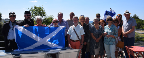 Membres de l'association Bretagne-Ecosse tenant le drapeau de l'Ecosse