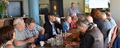 Membres de l'association Bretagne-Ecosse réunis autour d'une table, le président présente le bilan