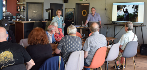 Membres de l'association Bretagne-Ecosse réunis autour d'une table, le président rend hommage à Fiona MacLeod