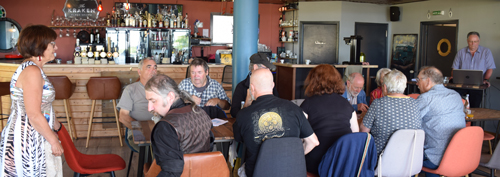 Membres de l'association Bretagne-Ecosse réunis au bar La Renverse à Audierne
