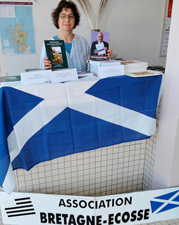 Photo de Martine Toquet au stand de l'association Bretagne-Ecosse du 
						30ème anniversaire de la librairie Ar Vro à Audierne