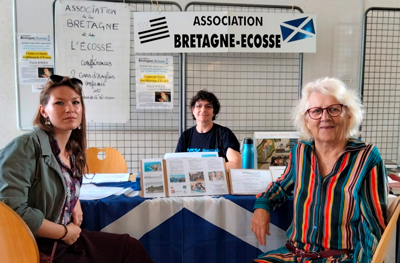 Photo de Martine association Bretagne-Ecosse au forum des associations à Pont-Croix avec 
							à droite sur la photo : Joëlle Le Berre, responsable des cours/conversations en anglais et une jeune femme à gauche