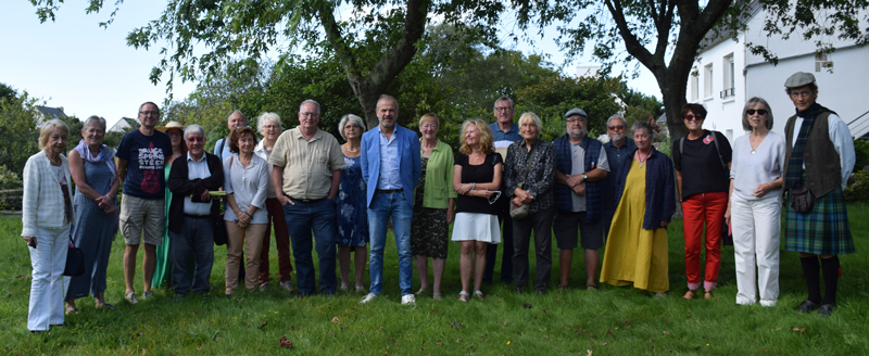 La photo montre les adhérents de Bretagne-Ecosse debout dans le jardin du Mille-Club 
						après l’assemblée générale, avec au milieu du groupe, Yvan Moullec, Maire de Plouhinec, et Pierre Delignière, 
						président de l’association Bretagne-Ecosse.