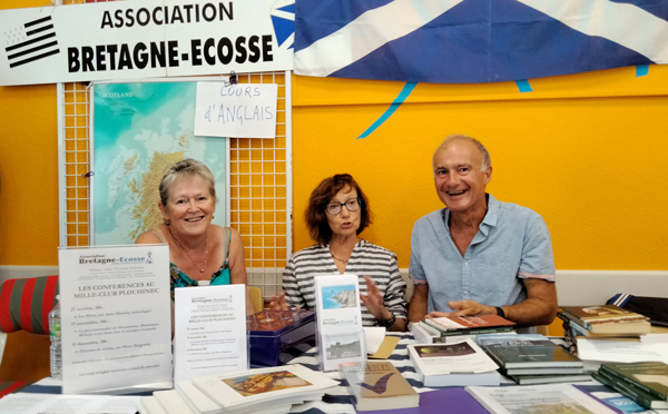 La photo représente le stand de l’association Bretagne-Ecosse au Forum des associations du 
						Cap-Sizun, derrière lequel se tiennent assis (de gauche à droite) Rachel Mills, animatrice du cours d’anglais de 
						l’association, Corinne et Jean-Luc Riou, qui présentent au public les diverses activités de l’association.