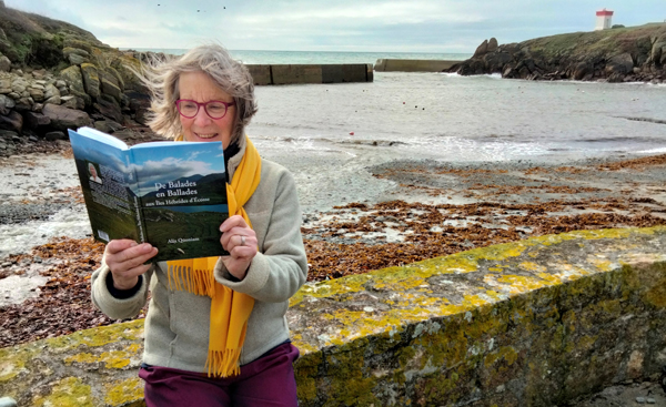 Au premier plan à gauche, Alix Quoniam présente son livre-CD, « De balades en Ballades 
						aux îles Hébrides », devant le petit port, ses bateaux, son phare et sa jetée, de Pors Poulhan à Plouhinec