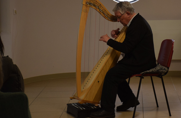Lors des pauses pendant la conférence sur Robert Burns, Fañch Hascoët, assis à la harpe 
						celtique, interprète la musique des poèmes du poète écossais, Robert Burns.