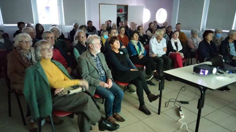 La photo représente le public, assis et attentif à la conférence d’Anne Dietrich, dans 
						la salle du Mille-Club de Plouhinec, et venu très nombreux comprendre le mystère des Pictes, peuple ancien mystérieux 
						d’Ecosse (photo Pierre Delignière).