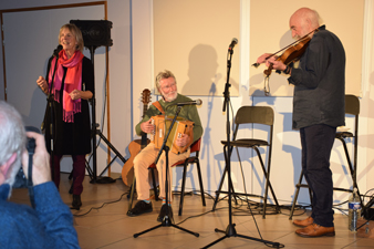 Photo sur scène : à gauche, Alix 
					Quoniam debout au micro, Yves Pucher assis au milieu joue de l'accordéon et Patrick Ewen à droite joue du violon